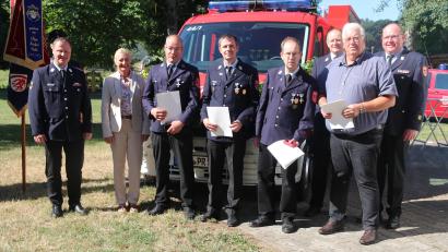 Bild: ral
Nach der Segnung des neuen Fahrzeuges wurden (von links) Michael Scheuerer, Phillipp Rodde, Christian Liebl und Gerhard Laubmann für ihr langjähriges Engagement bei der Feuerwehr ausgezeichnet.