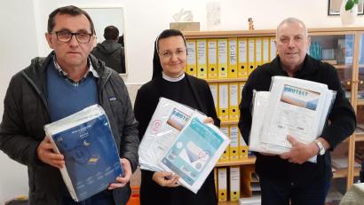 Bild: jzk
Schwester Suzana, die das Behindertenheim „Sveta Obitelj“ in Mostar leitet, bedankte sich herzlich für die Spende, die Bernhard Krannich (links) und Richard Pscherer (rechts) an sie übergaben.