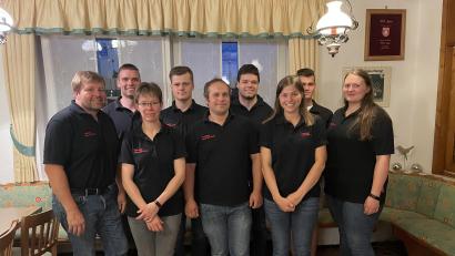 Bild: Wolfgang Lacher/exb
Die Feuerwehr Bach hat wieder ein Führungsgremium. Im Bild (von links) Markus Eckl, Klaus Schmid, Stefanie Lau, Jakob Schwendner, Franz Schöberl, Sebastian Schmid, 
Barbara Eichinger, Valentin Schwendner und Anna-Lena Schmidt
