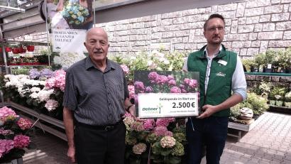 Bild: Erich Sauer/exb
Dehner-Marktleiter Peter Winklmann (rechts) übergibt eine Spende an die Tafel Weiden-Neustadt mit ihrem Vorsitzenden Josef Gebhardt.