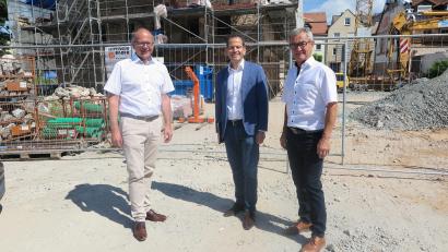 Bild: jzk
„Die Planungen für den Umbau und die Sanierung des ehemaligen Lenzbräu-Gebäudes zu einem interkulturellen Familien- und Bürgerhaus schreiten weiter voran“, teilten Bürgermeister Roman Schäffler (links) und Altbürgermeister Werner Nickl (rechts) dem Bundestagsabgeordneten Albert Rupprecht mit.