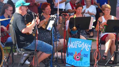 Bild: fjo
Den Premierenauftritt der "Ukulelas" um Wolfgang Schieder (links) begleitet ein großes Publikum mit rhythmischen Klatschen und Mitsummen der Lieder.