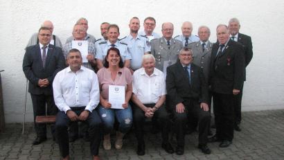 Bild: knh
Vorsitzender Erhard Neubauer (hinten, Zweite von rechts), Rathausvertreter Siegfried Janner (sitzend, links) Kreisvorsitzender Heinrich Scheidler (sitzend, rechts) und Bezirksvorsitzender Horst Embacher (stehend, vorne rechts) ehren Mitglieder der KSRK Mantel für langjährige Treue und verdienstvollen Einsatz.