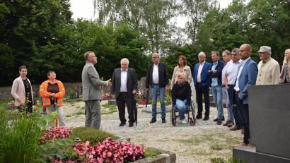 Bild: szl
Der Stadtrat Tirschenreuth informierte sich bei einer Ortsbesichtigung über den Friedhof. Auskunft gaben Irina Weiß von der Stadtverwaltung und Friedhofsgärtnerin Kreszentia Frank (von links).