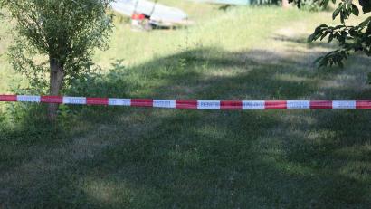 Bild: Bodo Schackow/dpa
Ein Mann ist in Bad Sulza (Thüringen) beim Rasenmähen in ein Erdloch gefallen.