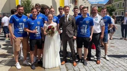 Bild: Rainer Sollfrank/exb
Die Teamkollegen des SV Etzenricht wünschten dem Brautpaar Katrin Pasieka-Zapf und Martin Pasieka viel Glück.