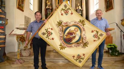 Bild: bey
Im Jahr 1898 wurde die Fahne des Katholischen Männervereins Parkstein geweiht. Ehrenvorsitzender Alfons Plößner (links) und Vorsitzender Max Simmerl werden die im Jahr 2012 restaurierte Fahne in den Mittelpunkt der Feier zum 150-jährigen Jubiläum des Katholischen Männervereins stellen.