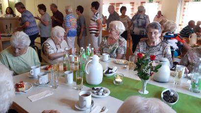 Bild: Gerdi Gradl/exb
Unterhaltsame Stunden verbrachten die Besucher beim Seniorennachmittag in der Landgraf-Ulrich-Halle.