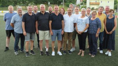 Bild: adj
Der neu gewählte Vorstand des Sportvereins Parkstein mit Herbert Piller (Fünfter von links) an der Spitze. Bürgermeister Reinhard Sollfrank (Dritter von links) dankt für die soziale Arbeit.