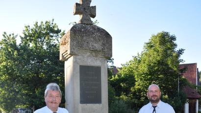 Bild: wku
Ehrenvorsitzender Horst Pirner (links) und Vorsitzender Stefan Vogl (rechts) neben dem ältesten Kriegerdenkmal der Marktgemeinde Königstein, das sich in Funkenreuth befindet.