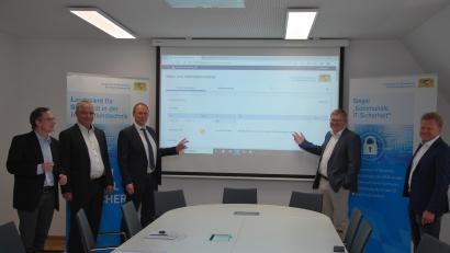 Bild: gsp
Bei der Vorstellung des neuen Portals für die IT-Sicherheit der Kommunen in Amberg (von links): Harald Porsch (LSI-Mitarbeiter in der kommunalen Sicherheitsberatung), Reiner Schmidt (Referatsleitung IT-Sicherheitsberatung), Daniel Kleffel (Präsident des LSI), Oberbürgermeister Michael Cerny, Werner Weiß (Informationssicherheitsbeauftragter der Stadt Amberg).