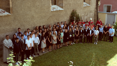 Bild: jzk
Ein unvergessliches Erlebnis war für die 63Jugendlichen die Firmung durch Weihbischof Reinhard Pappenberger (hinten, Zweiter von rechts; neben Stadtpfarrer Thomas Kraus).