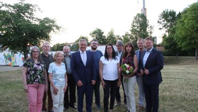 Bild: Christina Ponader/exb
Das Führungsteam der Lebenshilfe-Kreisvereinigung Tirschenreuth bleibt fast komplett zusammen. Nur Sonja Gradl (Dritte von rechts) verabschiedete sich. Vorsitzender Roland Grillmeier (Fünfter von links) und Geschäftsführer Berthold Kellner (Zweiter von rechts) dankten ihr für ihren langjährigen Einsatz.