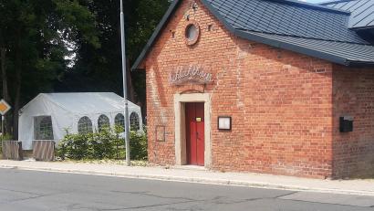 Bild: ld
Das Zelt ist ein Hinweis: Ab Donnerstag ist wieder Betrieb im "Schwebenden Schlachthaus".