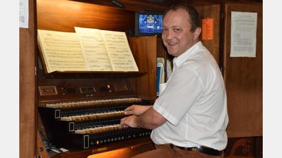 Bild: hcz
Organist Piotr Pajak eröffnet die "Punkt 12"-Mittagsandacht.