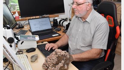 Bild: hcz
Diplom-Geograph Martin Füßl, der Vorsitzende der Vereinigung der Freunde der Mineralogie und Geologie, Bezirksgruppe Weiden, frönt auch am Computer seinem Hobby.