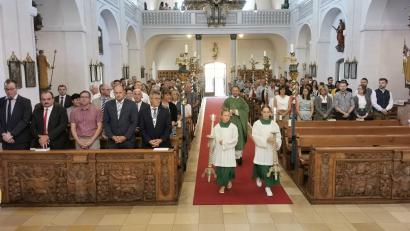Bild: gz
Pfarrer Martin Rupprecht zieht mit den Ministrantinnen in die fast voll besetzte Pfarrkirche ein.
