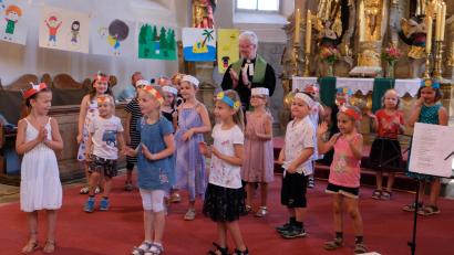 Bild: le
Auch Pfarrer Wilfried Römischer machte bei Spiel der Kinder mit.