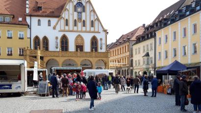 Archivbild: Simon Lösch/exb
Schon seit 30 Jahren gibt es den Bauernmarkt auf dem Amberger Marktplatz.