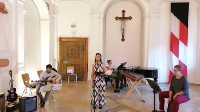 Bild: Kreismusikschule Tirschenreuth/exb
Benjamin Doß, Veronika Hille (am Flügel), Lisa Müller und Klaudia Kormann (rechts) traten bei "Ehemalige musizieren" in der Klosteraula in Waldsassen auf.