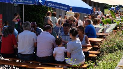 Bild: le
Im schatten lässt es sich gut aushalten beim Fest der evangelischen Gemeinde in Floß.