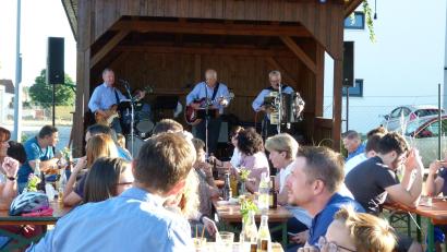 Bild: hok
"Die Lustigen Buam" spielten viele Lieder zum Mitsingen und Mitschunkeln.