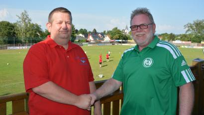 Bild: jr
Jürgen Schneider (links) von der gleichnamigen Jobagentur aus Weiden und stellvertretender SV-Vorsitzender Gerhard Greim freuen sich auf Zusammenarbeit in den kommenden Jahren.