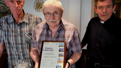 Bild: le
Vorsitzender Hans Eismann (links) und Pfarrer Max Früchtl ( rechts) zeichneten Gottfried Stadlbauer aus.