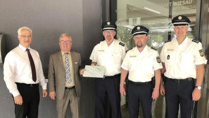 Bild: wro
Die Polizeiwache Wiesau bleibt weiterhin besetzt. Darüber freuten sich (von links) Geschäftsleiter Thomas Weiß und Bürgermeister Toni Dutz. In den Ruhestand verabschiedet wurde Polizeioberkommissar Wolfgang Trottmann (Mitte), der den Posten an Thomas Hoffmann (Zweiter von rechts) übergab. Rechts Erster Polizeihauptkommissar Günther Burkhard.