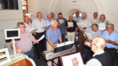 Bild: fjo
Herwig Maier dirigiert die "Waldthurner Sänger" bei ihrem Gastkonzert in der Waidhauser Emmeramskirche.