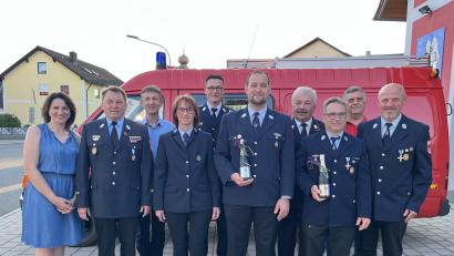 Bild: Sonja Scharl/exb
Die Feuerwehr Garsdorf wählt ihre Kommandanten (von links): Verwaltungsfachangestellte Sonja Scharl, Kreisbrandmeister Alexander Graf, Bürgermeister Albert Geitner, Vorsitzende Silvia Meiler, Kreisbrandinspektor Armin Daubenmerkl, Erster Kommandant Andreas Pechtl, Kreisbrandrat Fredi Weiß, Zweiter Kommandant Jürgen Meiler, Ehrenkommandant Johann Pechtl sowie Zweiter Vorsitzender Richard Kaa.