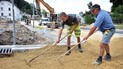 Bild: Stephan Huber
Die Beschäftigten der Firma Englhard arbeiten in der Sulzbacher Straße in Amberg den ganzen Tag in der Sonne. Wer ständig so viel Hitze aushalten muss, macht seinen Urlaub dann gerne in Regionen, in denen es etwas kühler ist.