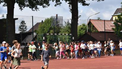 Bild: sm
Die Altenstädter Grundschüler nehmen an der der Lauf-dich-fit-Challenge teil. Viele Kinder halten bis zu 45 Minuten Joggen am Stück durch.