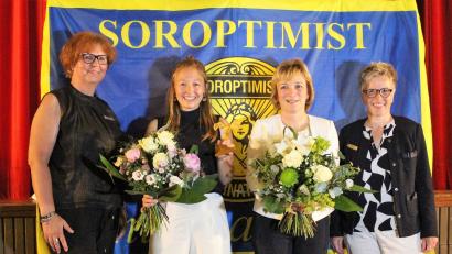 Bild: dwi
Bei der Verleihung des Frauenpreises: Soroptimist-Vizepräsidentin Gaby Schweinsteiger (links) und SI-Club-Amberg-Sulzbach-Präsidentin Beate Mastel (rechts) bedankten sich bei Laudatorin Prof. Dr. Christiane Hellbach und gratulierten Preisträgerin Maria Obermeier (Zweite von links).