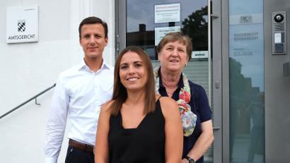 Bild: Hirsch
Direktorin Petra Froschauer (rechts) und Richterrat Holger Vogl (links) hießen mit Vanessa Hofmann (Mitte) die neue Kollegin für das Familiengericht willkommen.