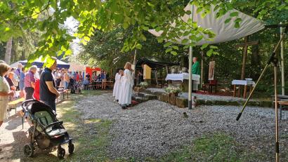 Bild: hzi
Samstag und Sonntag fand die Gottesdienstfeier auf der Altarinsel neben der Wallfahrtskirche statt. Der Ablauf an den Festtagen war von bestem Sommerwetter begletet.