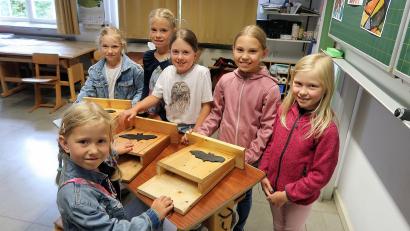 Bild: bsc
Die Kinder freuten sich am Verkaufsstand über die Nachfrage nach selbst gebauten Nistkästen.