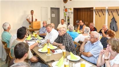 Bild: njn
Von guten Zahlen konnte Vorstandsvorsitzender Dieter Döppl (am Rednerpult) bei der Mitgliederversammlung der Gemeinnützigen Baugenossenschaft in der Gaststätte Helgert sprechen.