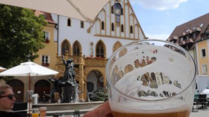 Bild: Wolfgang Steinbacher
Bayerisches Bier als Weltkultur. Hier in Amberg am Rathaus gilt das schon heute.