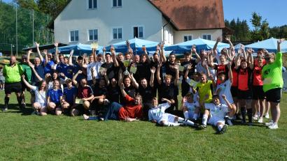 Bild: jr
Zum 20. Mal fand das Zoiglfest der SV-Freunde Pechbrunn-Groschlattengrün statt, zum 18. Mal das Kleinfeldturnier für Hobbymannschaften. Sieben Teams aus der Region nahmen daran teil. Sieger wurde die erste Mannschaft des Burschenvereins Pechbrunn. Unser Bild zeigt die teilnehmenden Teams mit (von links) Schiedsrichter Daniel Fiebig, SV-Freunde-Vorsitzendem Günter Geiler und Turnierleiter Ludwig Hecht.