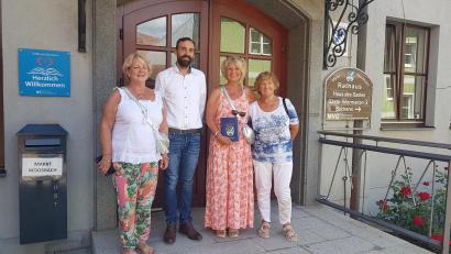 Bild: gi
Ursula Edenhofner aus Wuppertal wird zum 25. Aufenthalt mit einer Chronik des Marktes Moosbach von Bürgermeister Armin Bulenda geehrt. Begleitet wird sie von ihren Verwandten.