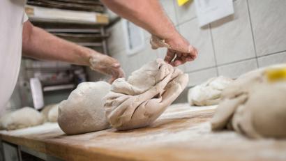 Symbolbild: picture alliance/Frank Rumpenhorst/dpa
Ein Bäcker knetet den Teig für Roggenbrote.