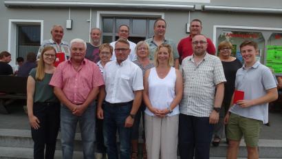 Bild: bk
Sie halten das SPD-Fähnlein weiterhin hoch: Vorne, von links das Führungsteam, dahinter Beisitzer und Fraktion. Ludwig Büttner (hinten, links ) wurde für 50-jährige Treue geehrt. Ihnen gratuliert Kreischefin Nicole Bäumler (vorne, links)