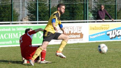 Archivbild: Gebert
Anthony Hofweller (gelbes Trikot) kehrt vom FC Vorwärts Röslau zum FC Tirschenreuth zurück