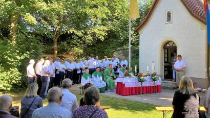 Bild: stg
Bei bestem Sommerwetter feierten die Kuchenreuther und ihre Gäste das Kapellenfest.