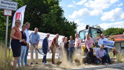 Bild: szl
Mit dem Spatenstich startet die Stadt Tirschenreuth gemeinsam mit dem Netzwerkbetreiber Bisping & Bisping, Baufirma und Planungsbüro ins vierte Breitbandausbauverfahren. Dazu sind insgesamt 56 Kilometer Tiefbauarbeiten nötig. Ende nächsten Jahres soll der Ausbau voraussichtlich abgeschlossen sein.