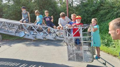Archivbild: Stadtjugendring Weiden/exb
Auch heuer darf es für die Kinder beim Ferienprogramm des Stadtjugendrings wieder hoch hinausgehen: Die Feuerwehr Weiden bietet ihren "Ausflug" in luftige Höhe mit der Drehleiter an.