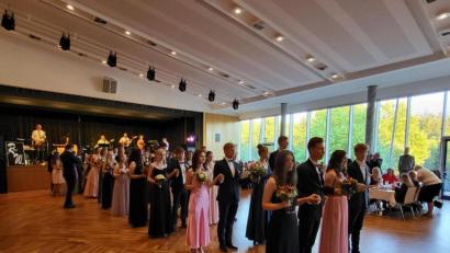 Bild: Manuela Fuhrmann/exb
Gemeinsam ziehen die Tanzschüler festlich in die Stadthalle ein.