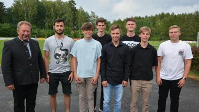Bild: jr
Neu gegründet wurde der Burschenverein Pleußen. Im Bild der Gründungsvorstand mit (von rechts) Manuel Weber, Nils Bayer, Christoph Schuller, Vorsitzendem Johannes Rögner, Emil Wölfl, Raul Franke und Lukas Friedl sowie Zweitem Bürgermeister Johann Brandl.