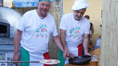 Bild: TSV Reuth/exb
Pizza darf an einem Italienischen Abend nicht fehlen. Am Stand der Chefbackmeister „Alberto e Giovanni“ waren rund ein Dutzend Helfer im Einsatz. So konnte die Warteschlange gut abgearbeitet werden.